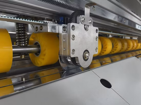 包装材や段ボール箱を裁断する自動フレキソ印刷機